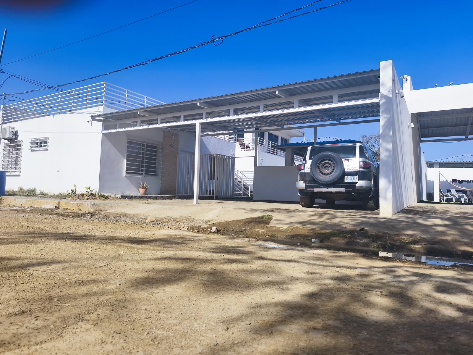 Acceso y parqueo techado de Villas Olimpia