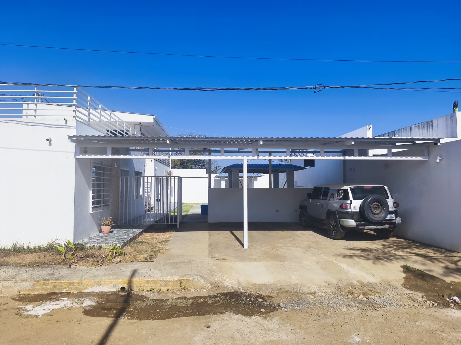 Entrada y parqueo de Villas Olimpia