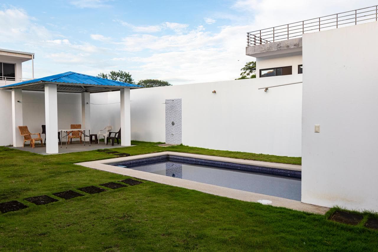 Piscina independiente de la Villa 1, con rancho techado