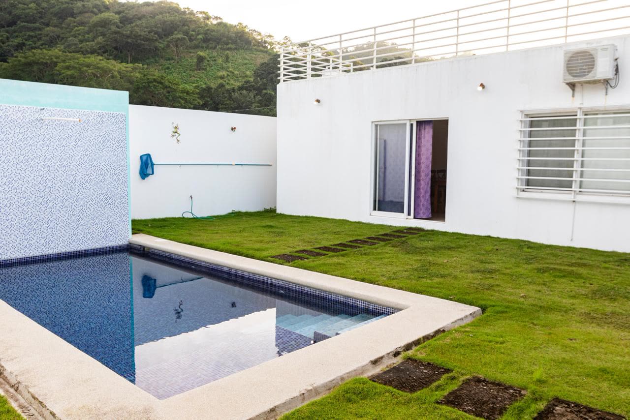 Piscina compartida de las Villas 2 y 3, con vista a la montaña